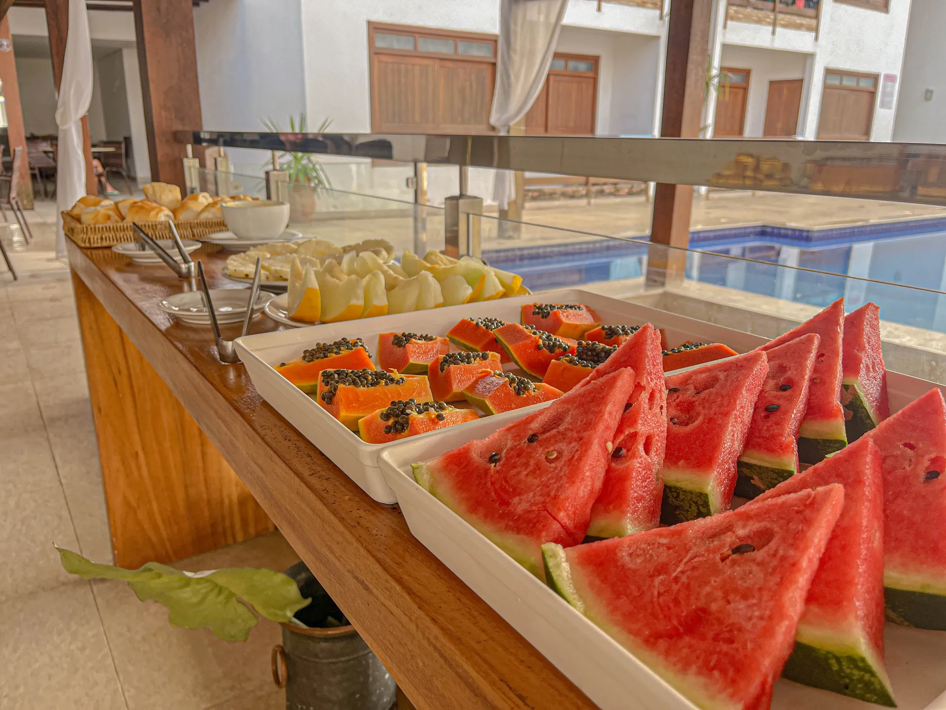 Buffet de desayuno con frutas tropicales frescas