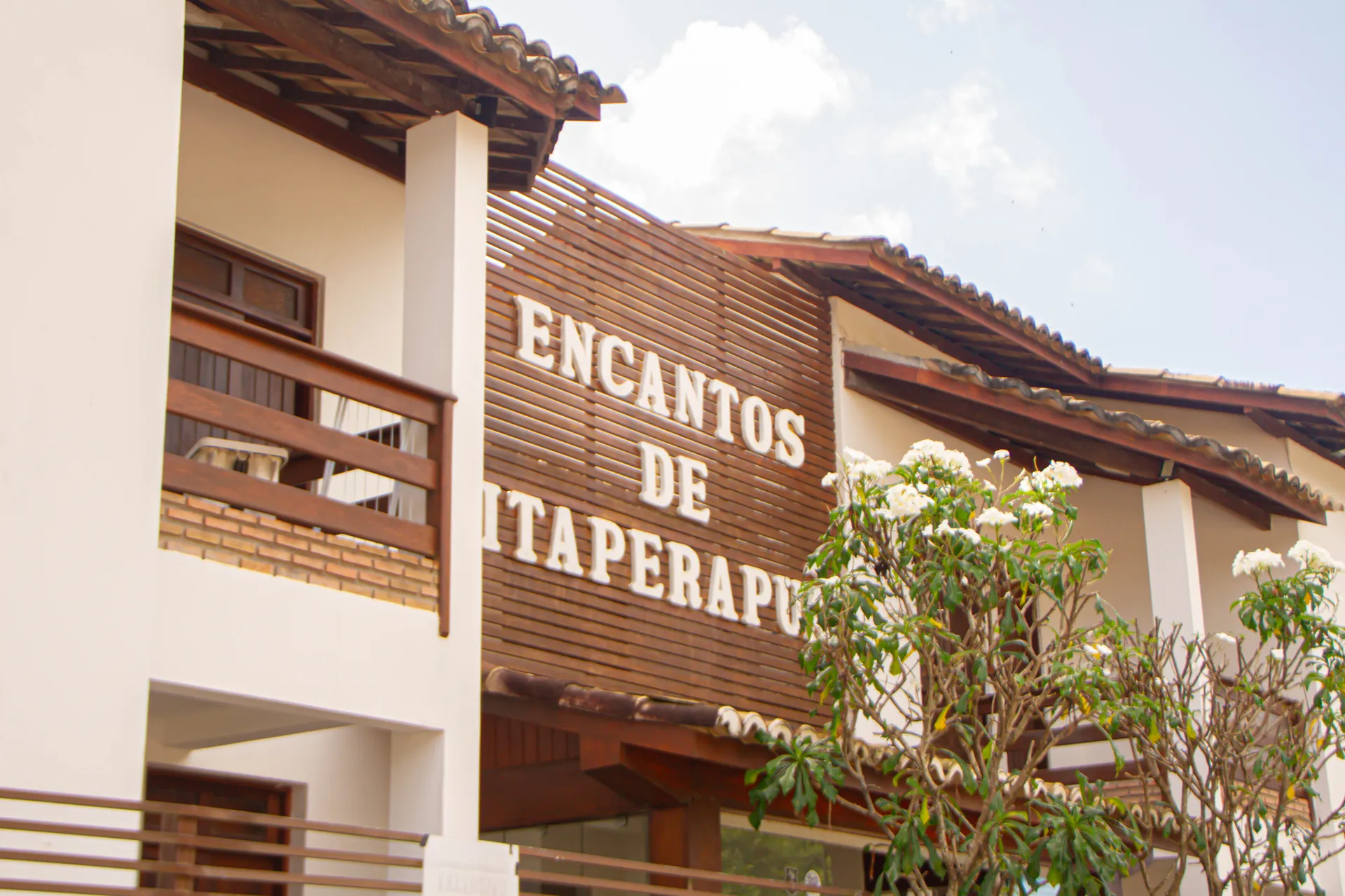 Fachada del Hotel Encantos de Itaperapua con el nombre en destaque