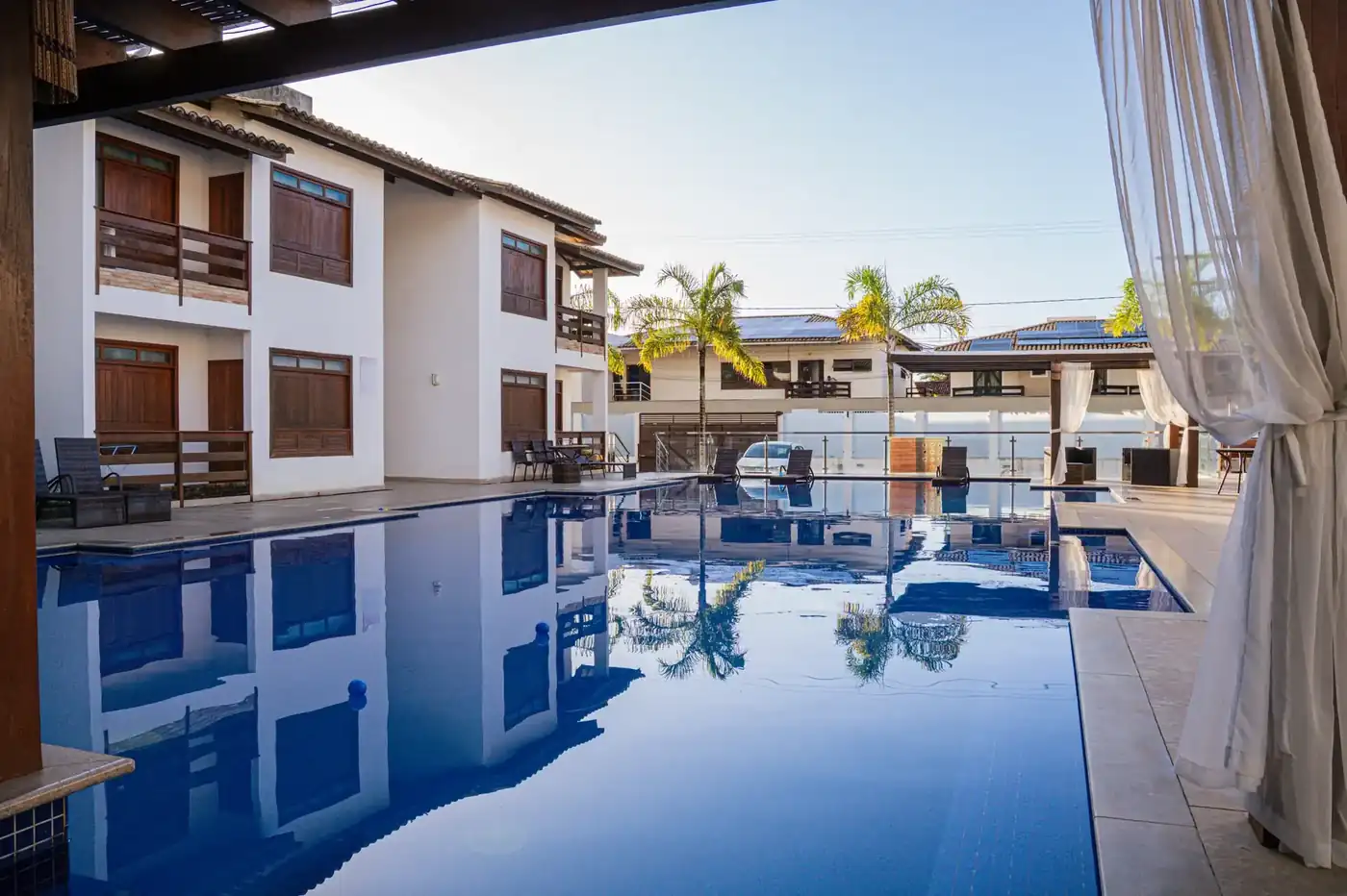 Vista de la entrada del Hotel Encantos de Itaperapua en Porto Seguro