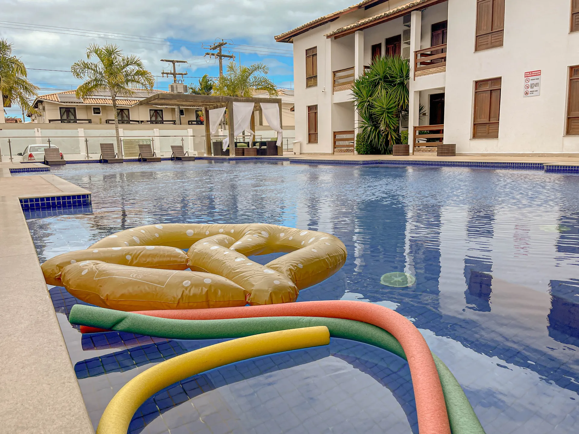 Piscina con flotadores coloridos en el Hotel Encantos