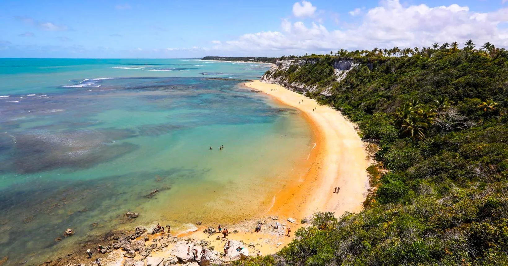 Praia do Espelho com águas cristalinas em Porto Seguro